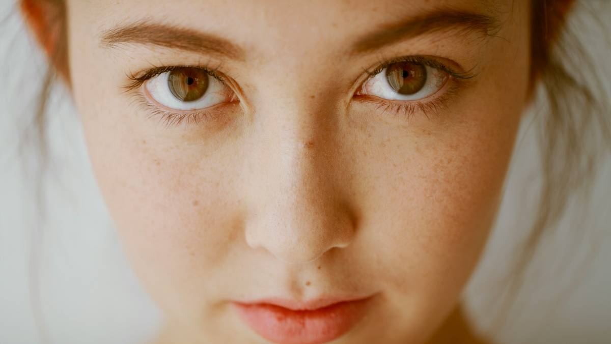 sustainable beauty for acne — minimalist natural makeup routine with reusable cotton pads, glass jars, and clean ingredient labels